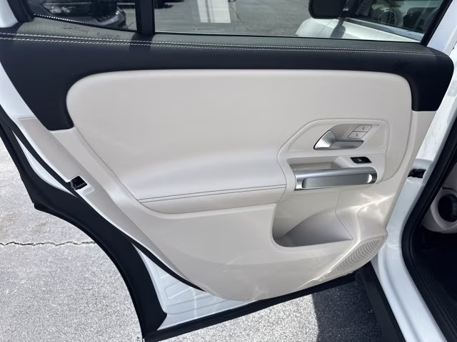 2022 White Mercedes-Benz GLB GLB 250 AWD SUV