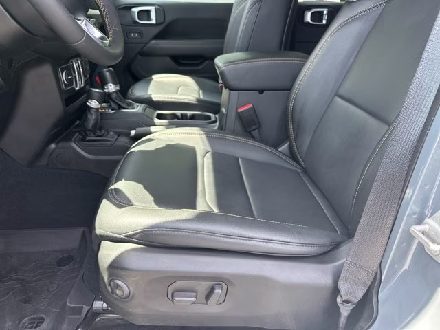 2024 Anvil Clear Coat Jeep Wrangler Sahara 4X4 Convertible