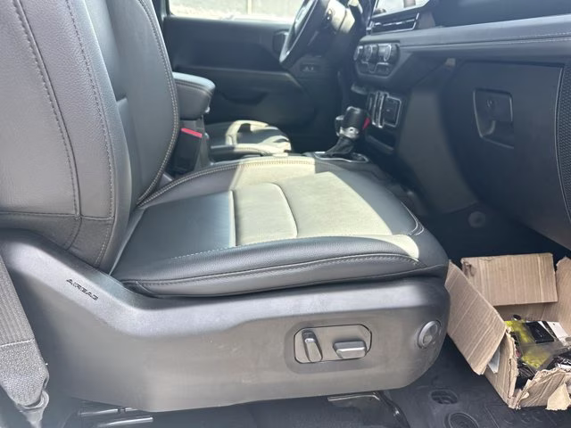 2024 Anvil Clear Coat Jeep Wrangler Sahara 4X4 Convertible