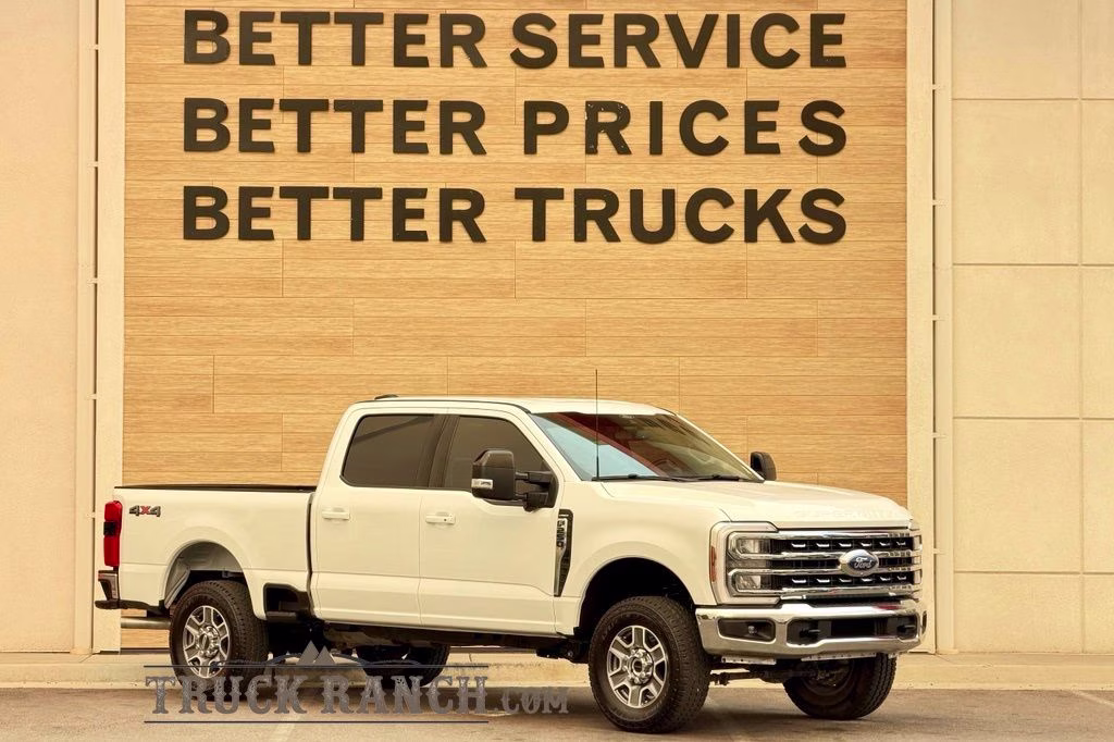 2025 Oxford White Ford Super Duty F-250 SRW Lariat 4X4 Truck