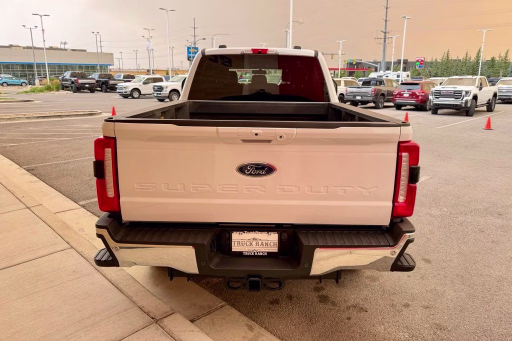 2025 Oxford White Ford Super Duty F-250 SRW Lariat 4X4 Truck