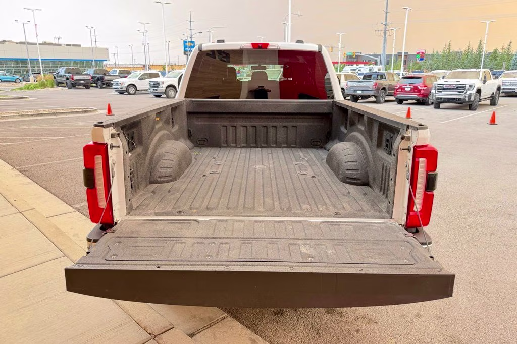 2025 Oxford White Ford Super Duty F-250 SRW Lariat 4X4 Truck