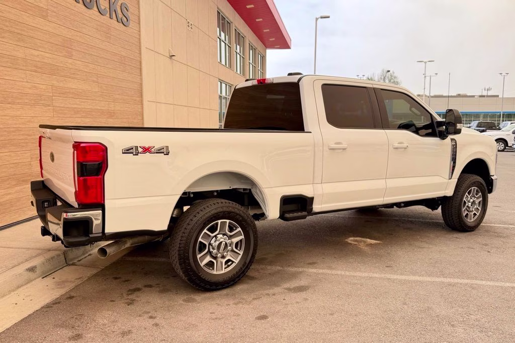 2025 Oxford White Ford Super Duty F-250 SRW Lariat 4X4 Truck