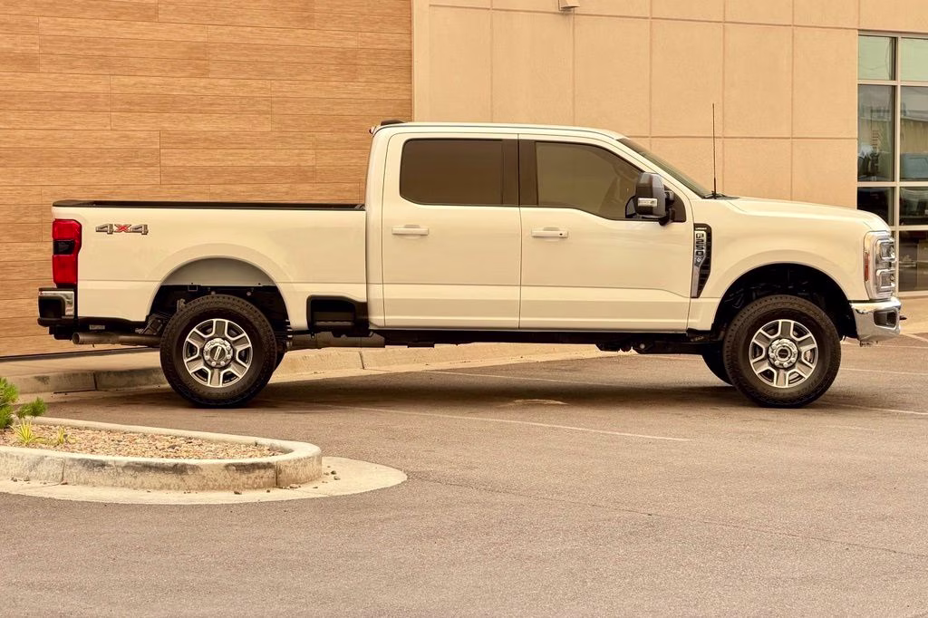 2025 Oxford White Ford Super Duty F-250 SRW Lariat 4X4 Truck