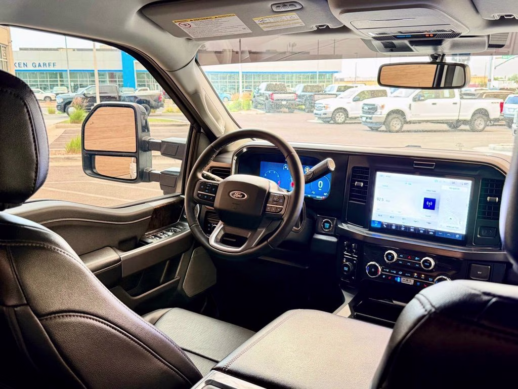 2025 Oxford White Ford Super Duty F-250 SRW Lariat 4X4 Truck