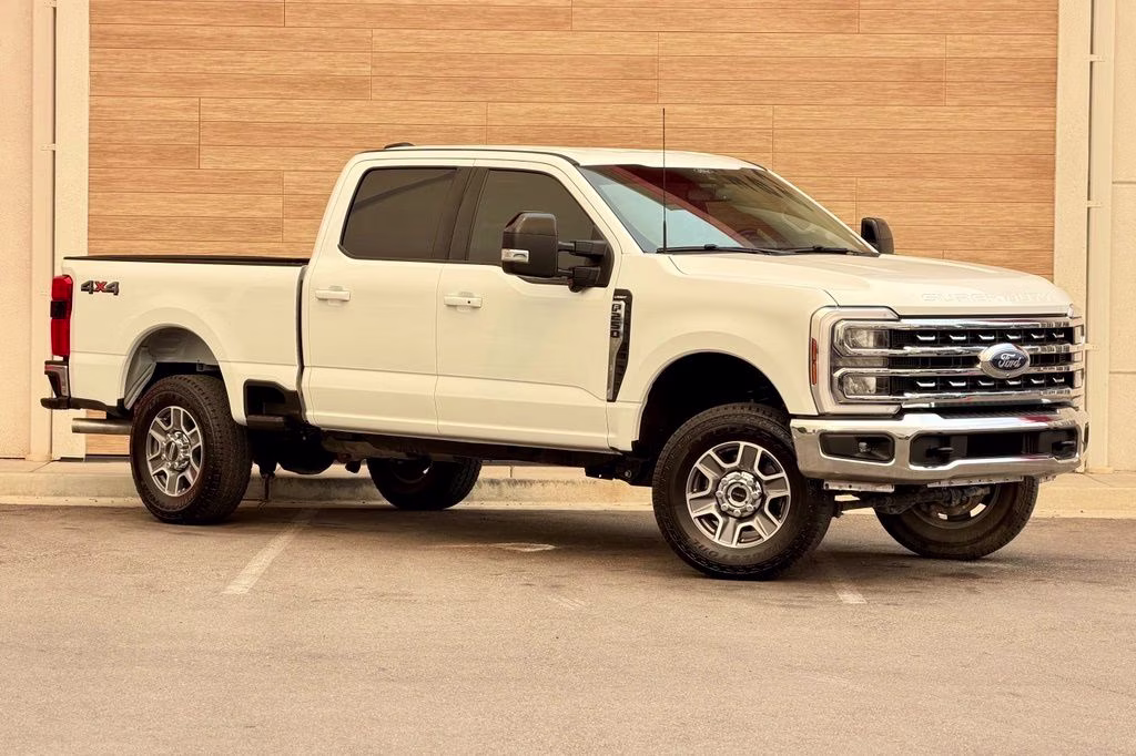 2025 Oxford White Ford Super Duty F-250 SRW Lariat 4X4 Truck