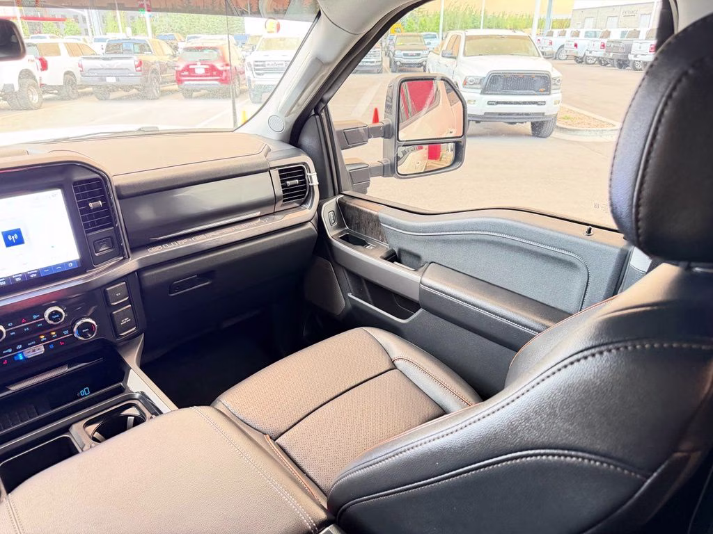2025 Oxford White Ford Super Duty F-250 SRW Lariat 4X4 Truck