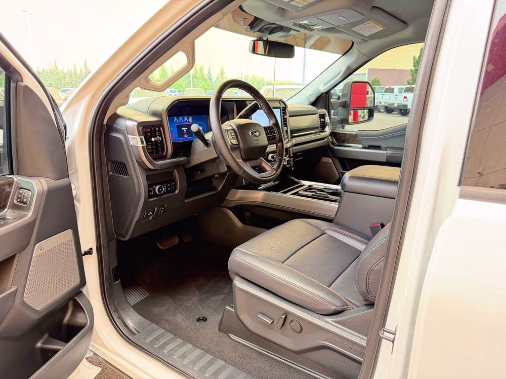 2025 Oxford White Ford Super Duty F-250 SRW Lariat 4X4 Truck