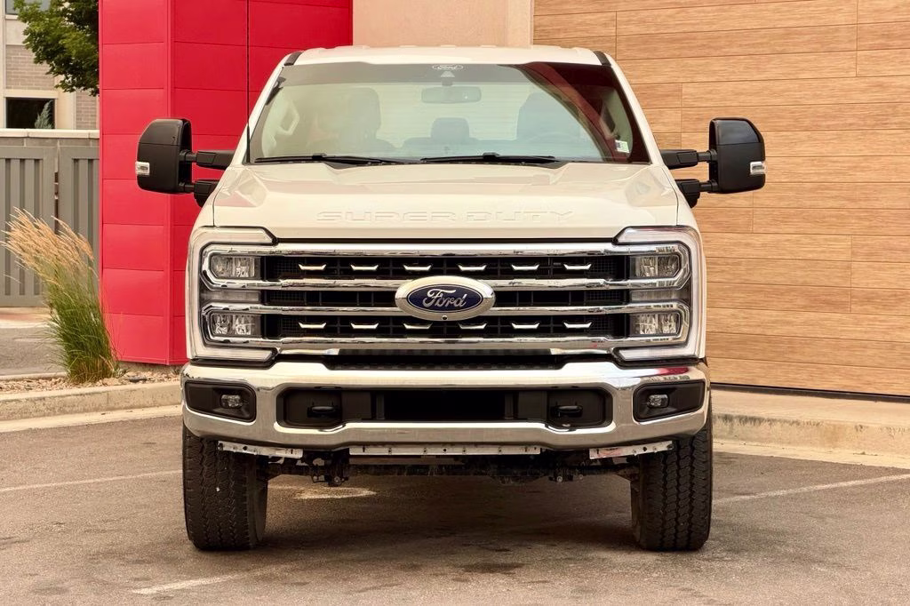 2025 Oxford White Ford Super Duty F-250 SRW Lariat 4X4 Truck