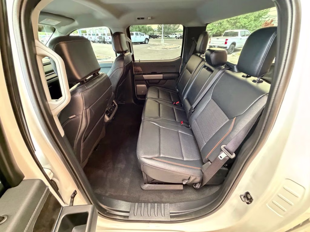 2025 Oxford White Ford Super Duty F-250 SRW Lariat 4X4 Truck