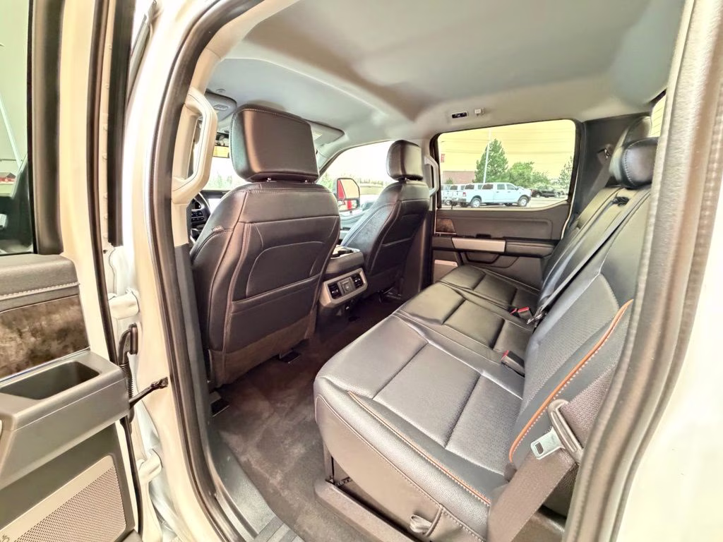 2025 Oxford White Ford Super Duty F-250 SRW Lariat 4X4 Truck