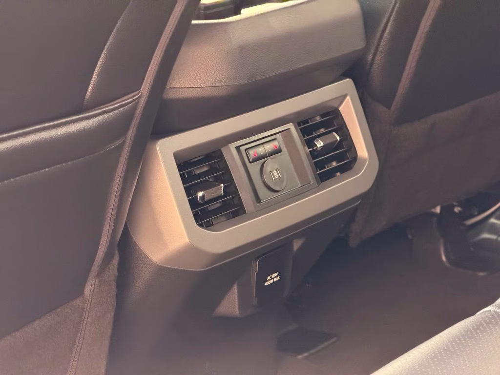 2025 Oxford White Ford Super Duty F-250 SRW Lariat 4X4 Truck