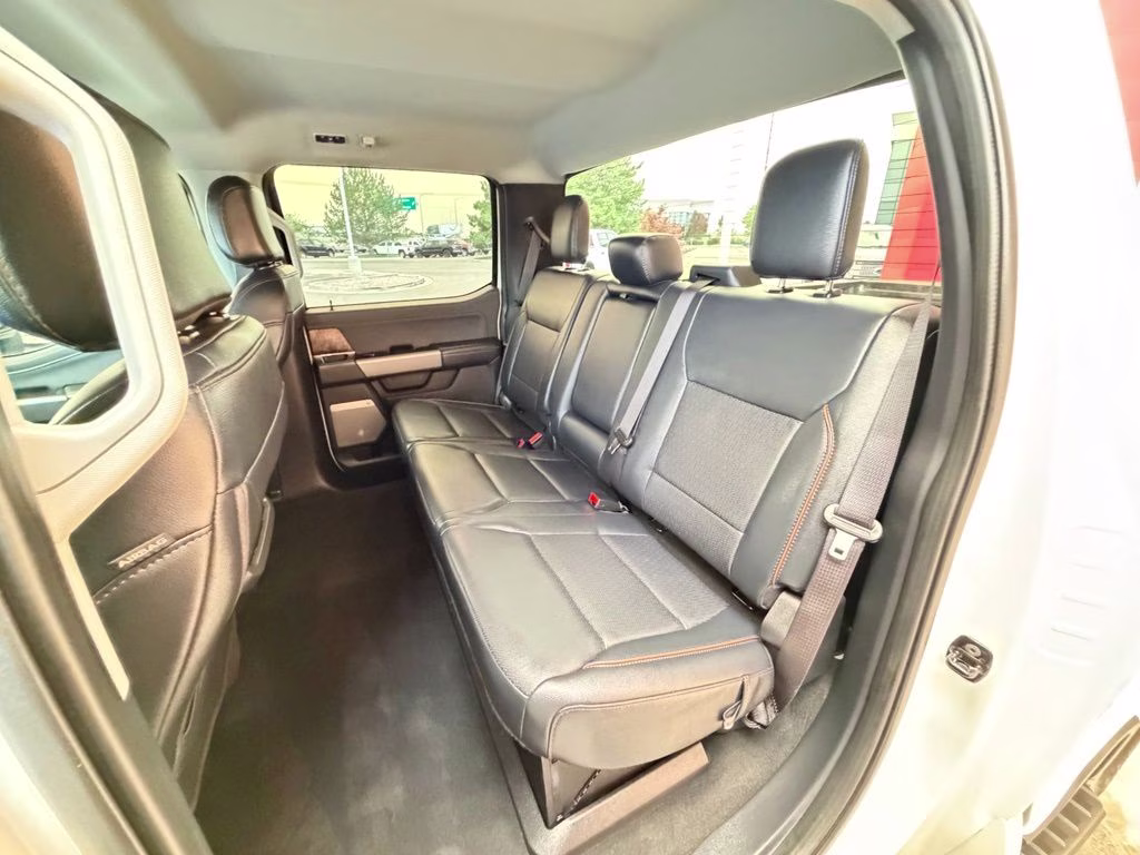 2025 Oxford White Ford Super Duty F-250 SRW Lariat 4X4 Truck