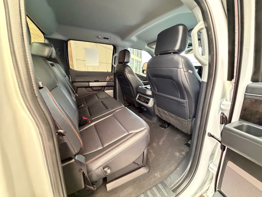 2025 Oxford White Ford Super Duty F-250 SRW Lariat 4X4 Truck