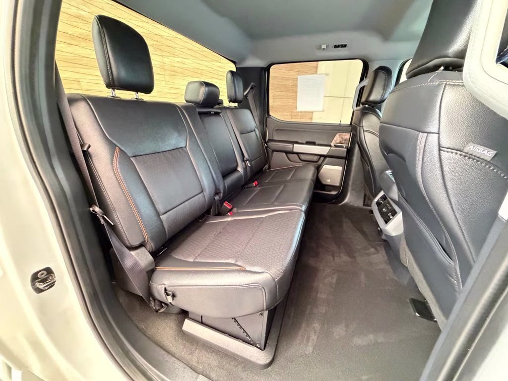 2025 Oxford White Ford Super Duty F-250 SRW Lariat 4X4 Truck