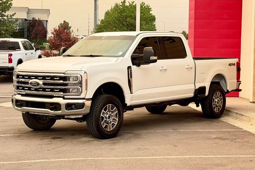 2025 Oxford White Ford Super Duty F-250 SRW Lariat 4X4 Truck