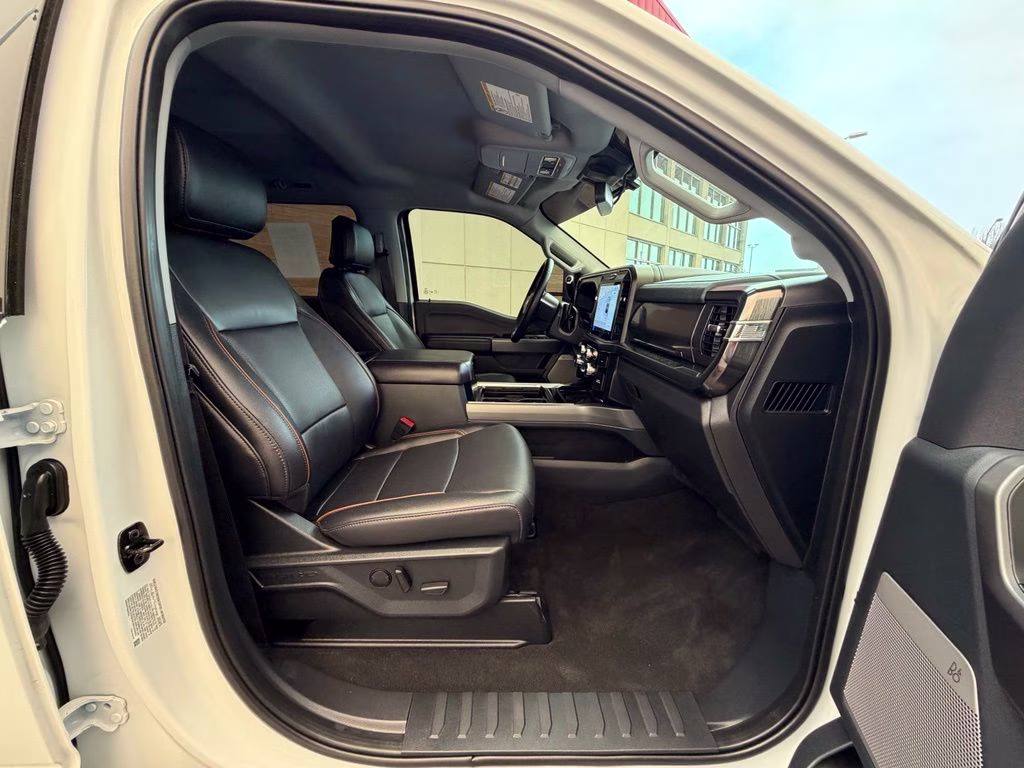 2025 Oxford White Ford Super Duty F-250 SRW Lariat 4X4 Truck