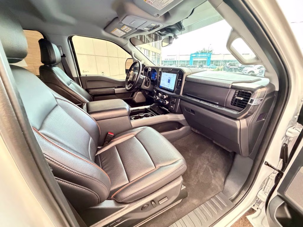2025 Oxford White Ford Super Duty F-250 SRW Lariat 4X4 Truck