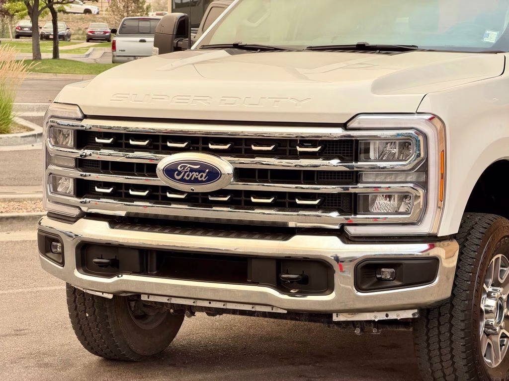 2025 Oxford White Ford Super Duty F-250 SRW Lariat 4X4 Truck