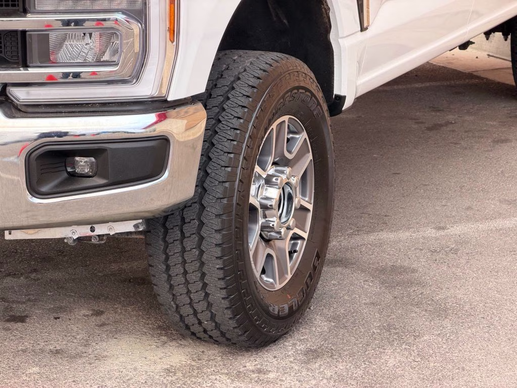 2025 Oxford White Ford Super Duty F-250 SRW Lariat 4X4 Truck