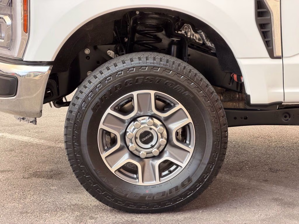 2025 Oxford White Ford Super Duty F-250 SRW Lariat 4X4 Truck