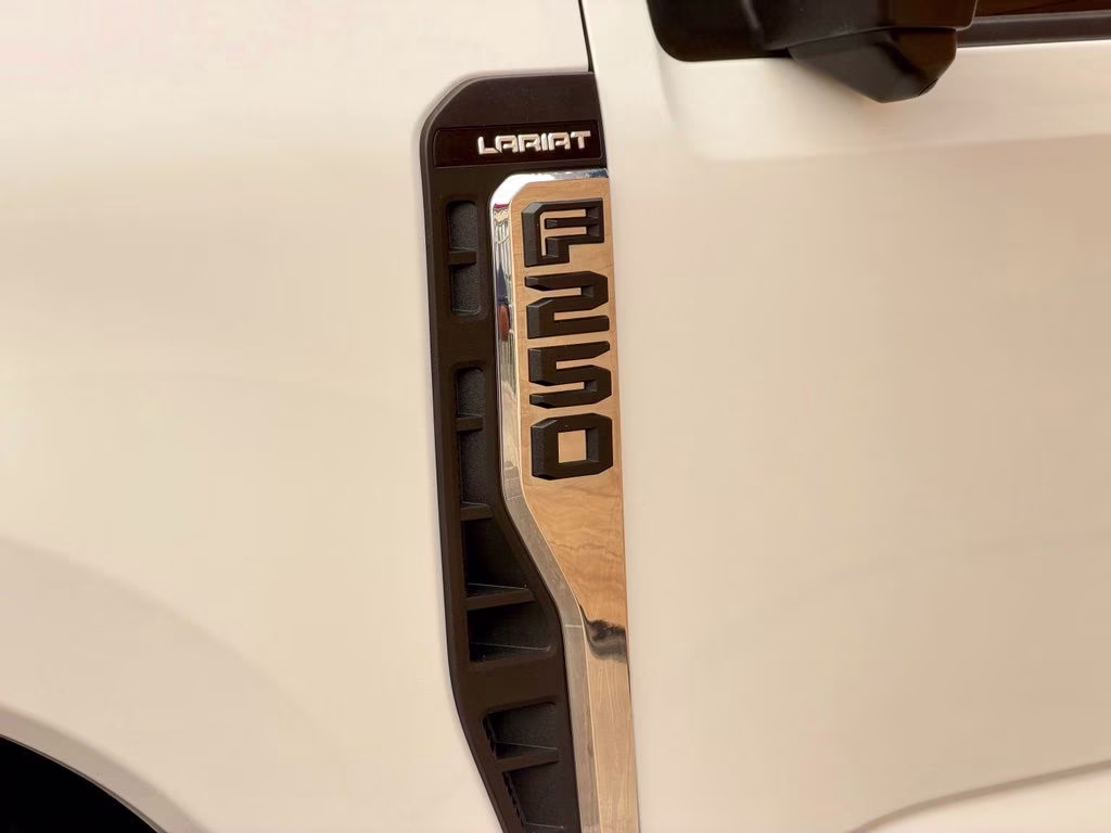 2025 Oxford White Ford Super Duty F-250 SRW Lariat 4X4 Truck