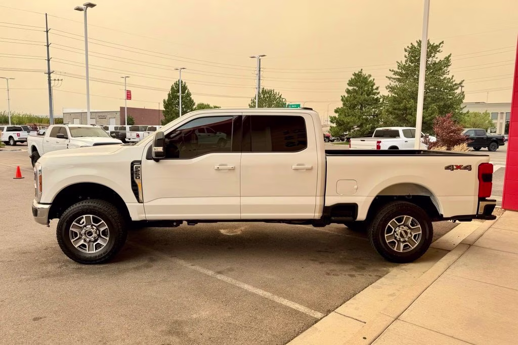 2025 Oxford White Ford Super Duty F-250 SRW Lariat 4X4 Truck