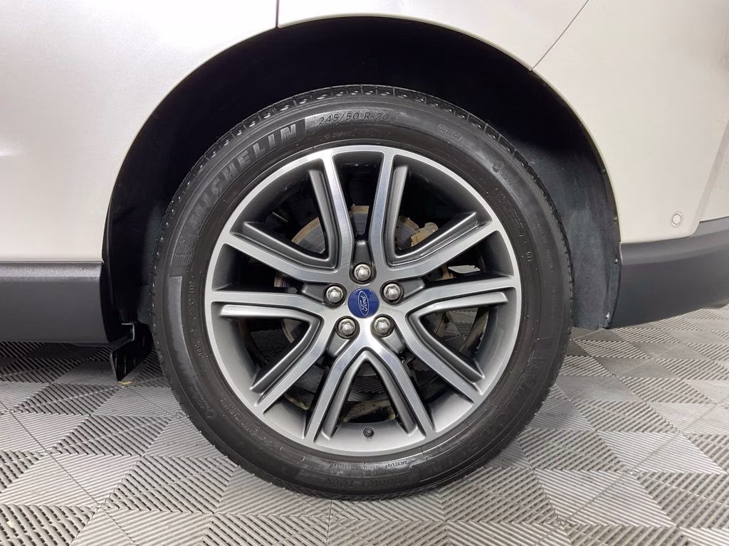 2019 White Platinum Clearcoat Metallic Ford Edge Titanium FWD SUV