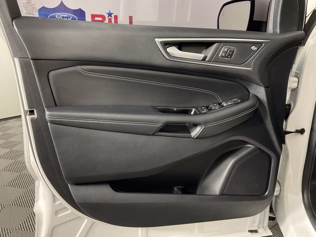 2019 White Platinum Clearcoat Metallic Ford Edge Titanium FWD SUV