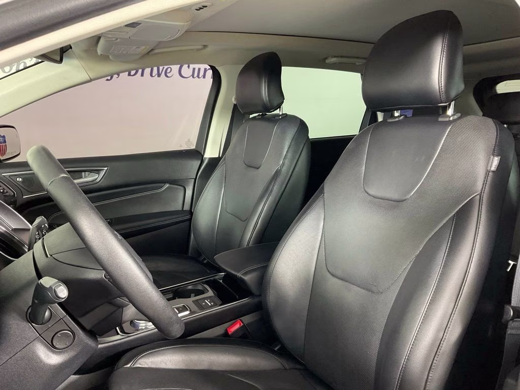 2019 White Platinum Clearcoat Metallic Ford Edge Titanium FWD SUV