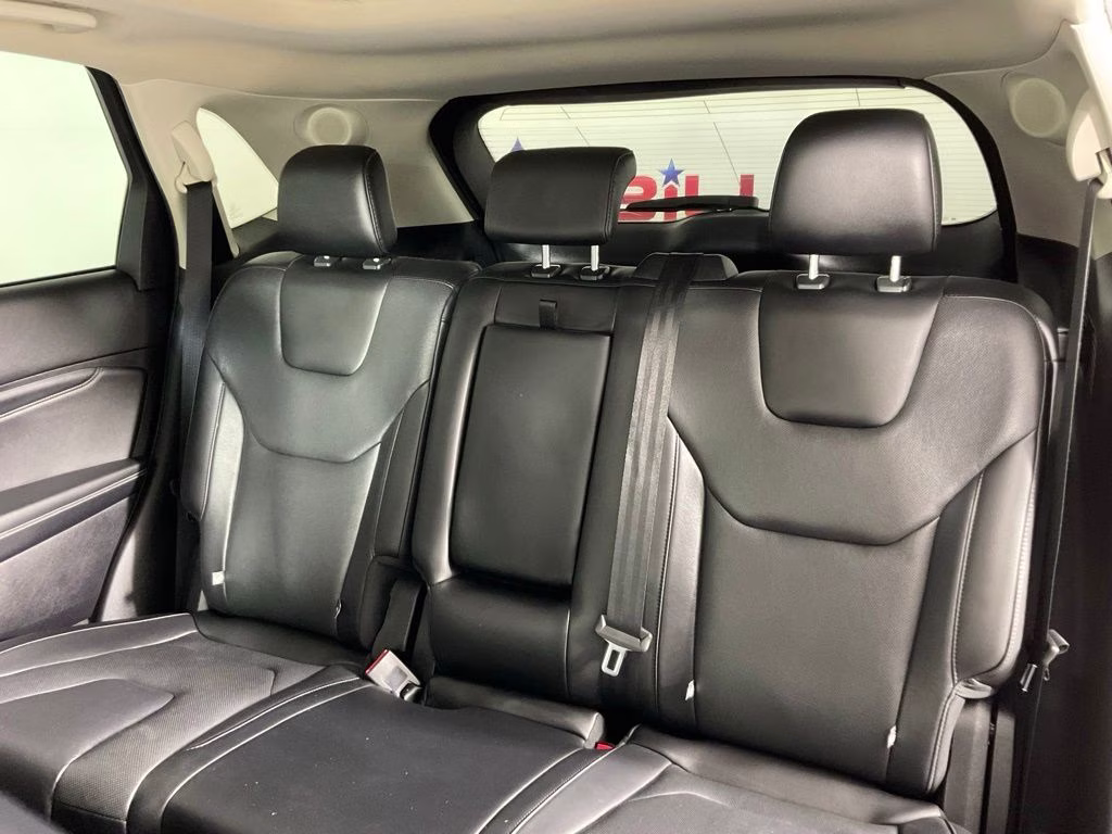 2019 White Platinum Clearcoat Metallic Ford Edge Titanium FWD SUV