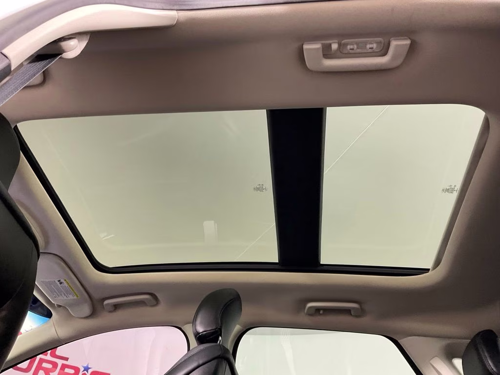 2019 White Platinum Clearcoat Metallic Ford Edge Titanium FWD SUV