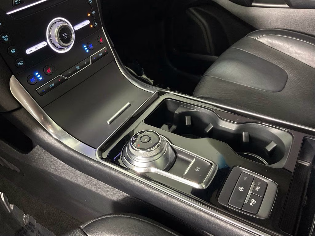 2019 White Platinum Clearcoat Metallic Ford Edge Titanium FWD SUV
