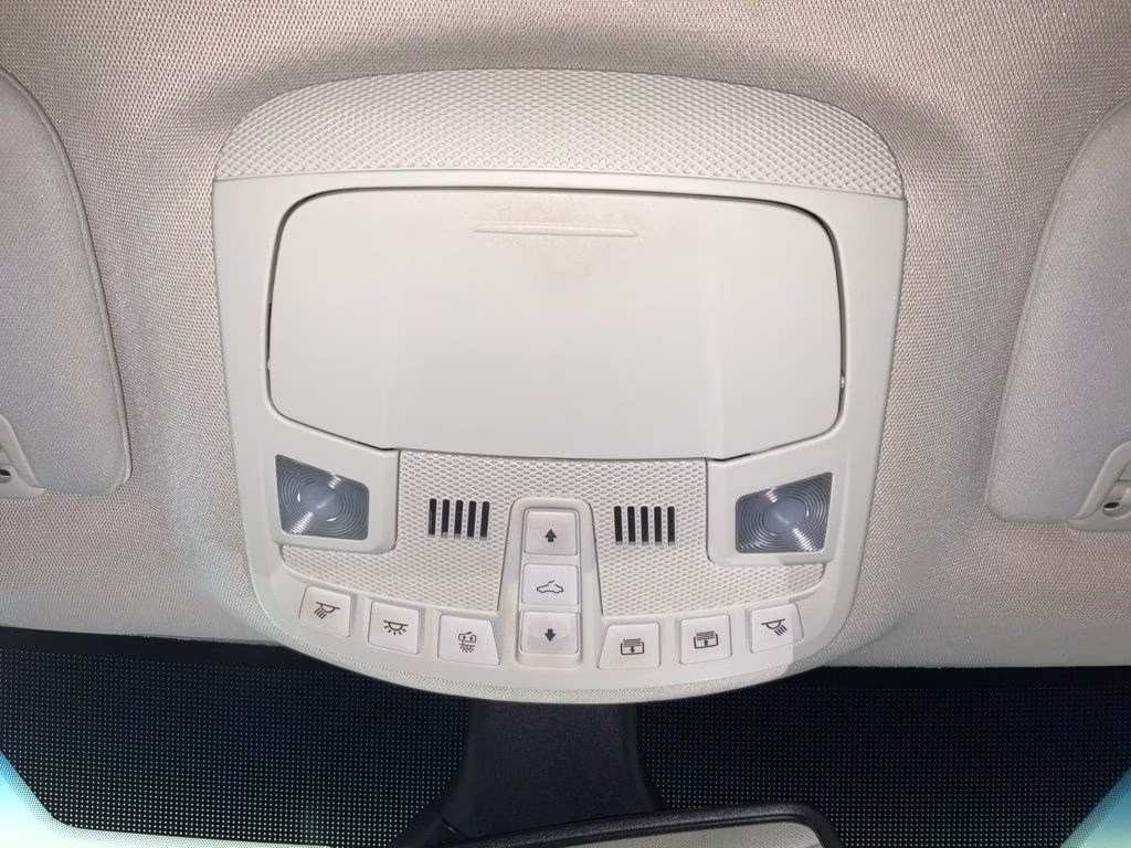 2019 White Platinum Clearcoat Metallic Ford Edge Titanium FWD SUV