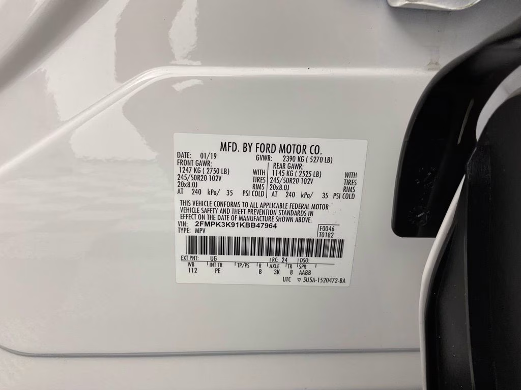 2019 White Platinum Clearcoat Metallic Ford Edge Titanium FWD SUV