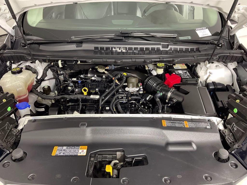 2019 White Platinum Clearcoat Metallic Ford Edge Titanium FWD SUV