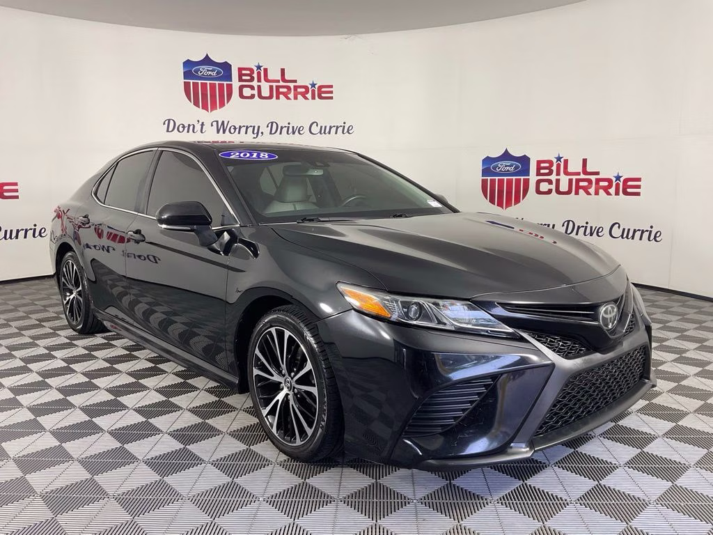 2018 Midnight Black Metallic Toyota Camry SE FWD Sedan