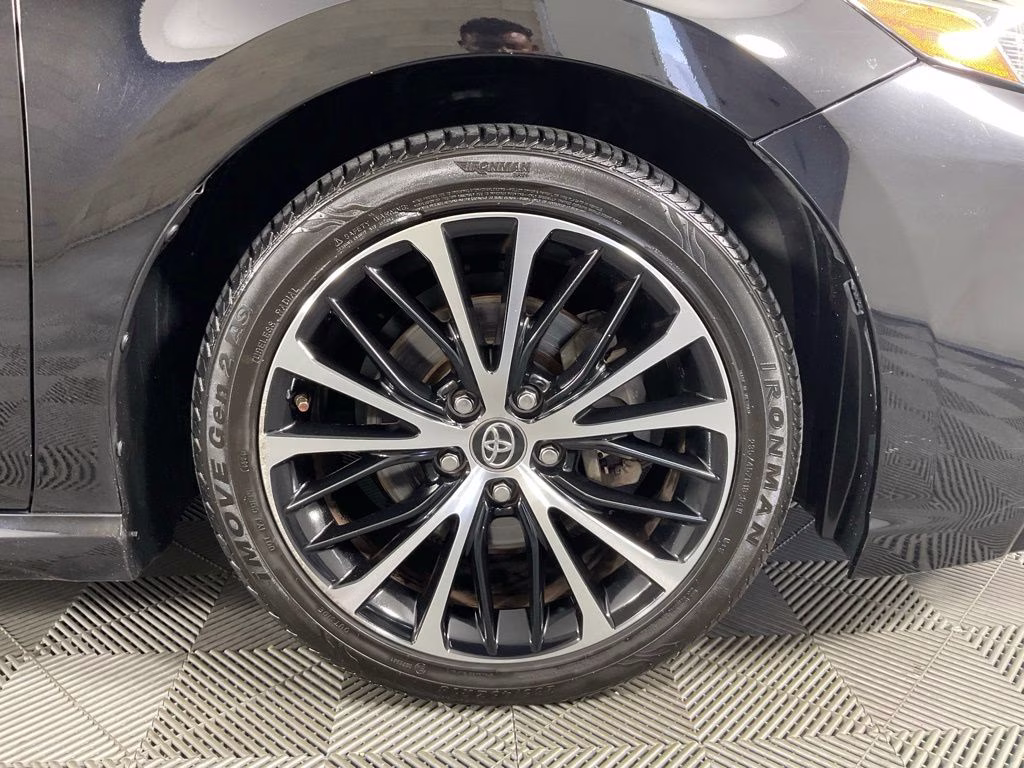 2018 Midnight Black Metallic Toyota Camry SE FWD Sedan
