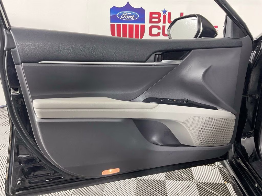 2018 Midnight Black Metallic Toyota Camry SE FWD Sedan