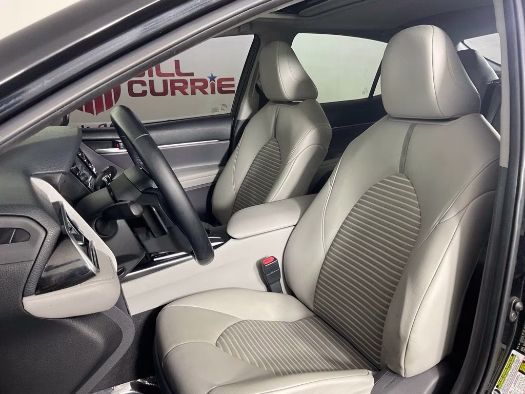 2018 Midnight Black Metallic Toyota Camry SE FWD Sedan