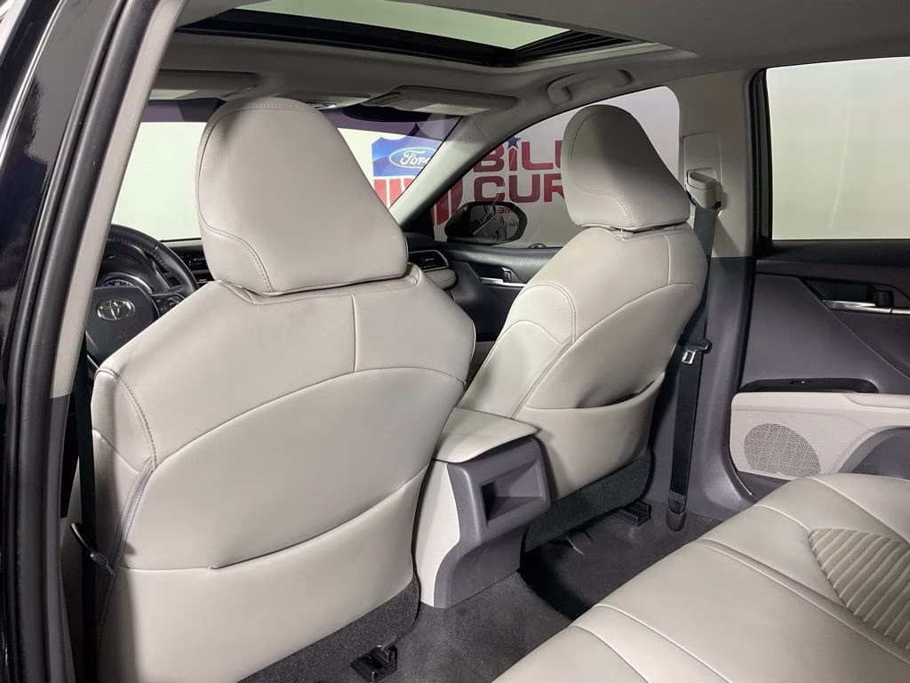 2018 Midnight Black Metallic Toyota Camry SE FWD Sedan
