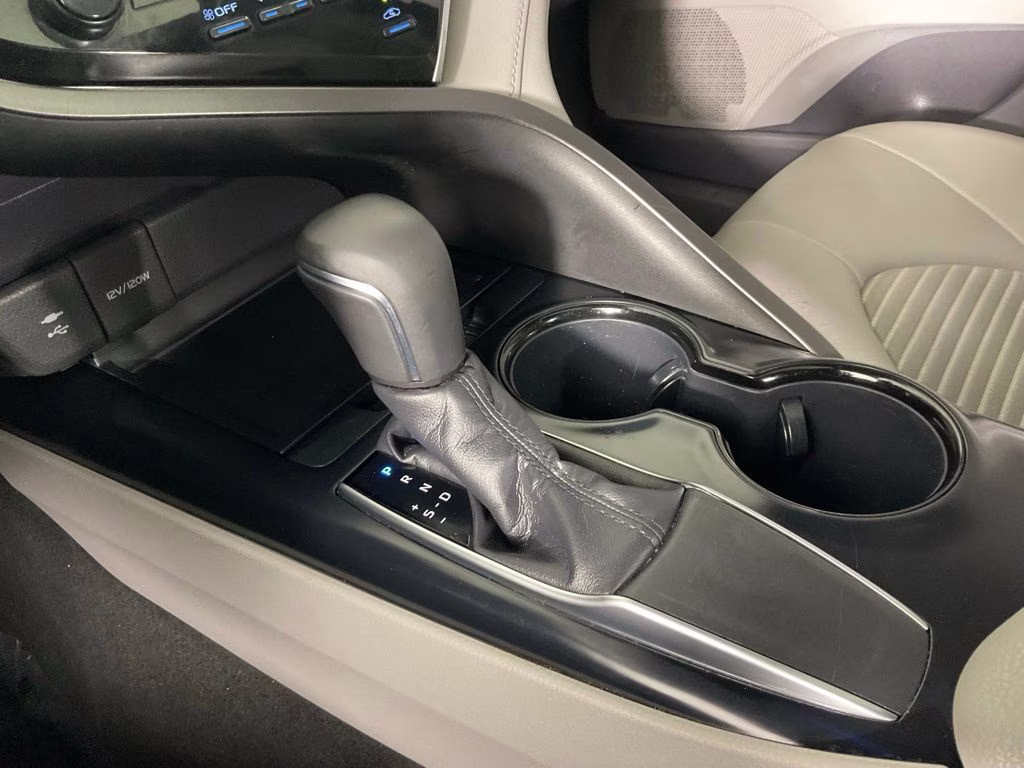 2018 Midnight Black Metallic Toyota Camry SE FWD Sedan