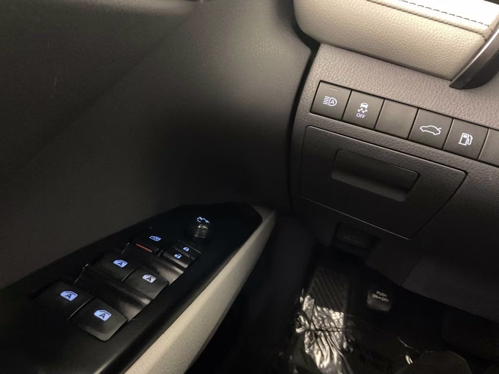 2018 Midnight Black Metallic Toyota Camry SE FWD Sedan