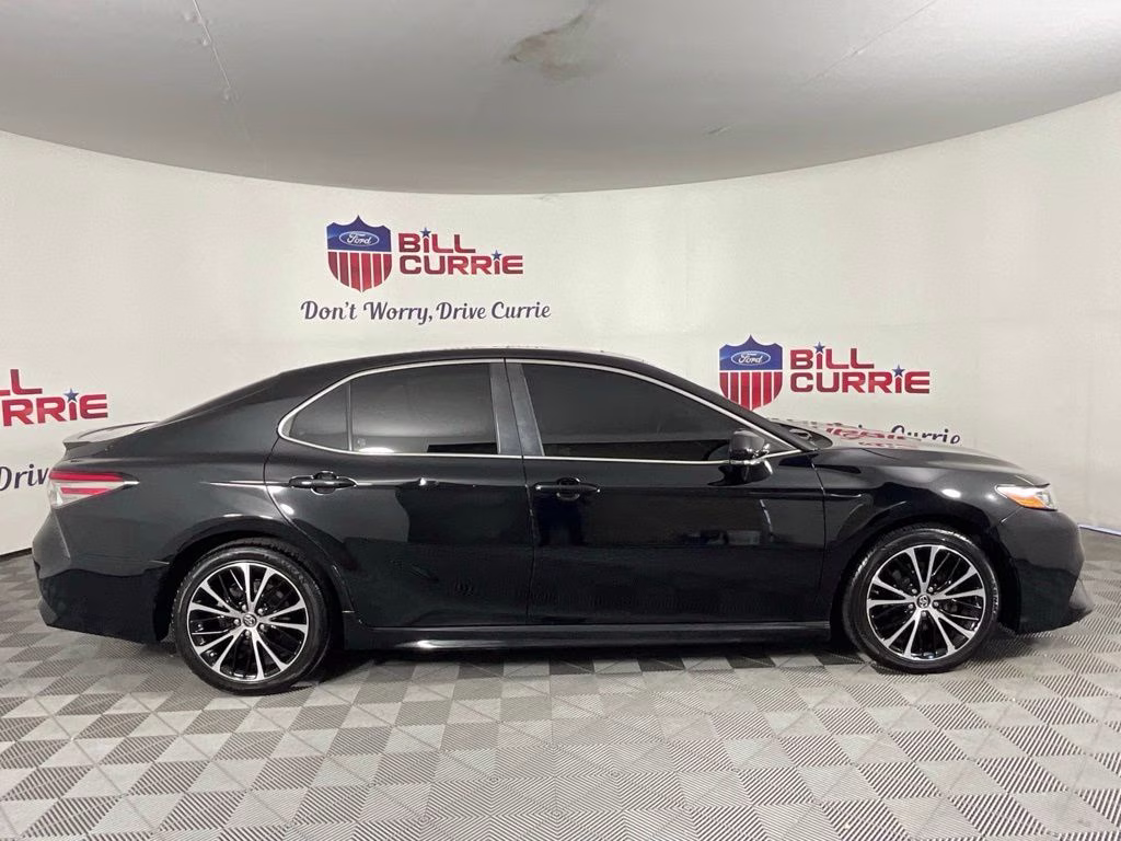 2018 Midnight Black Metallic Toyota Camry SE FWD Sedan