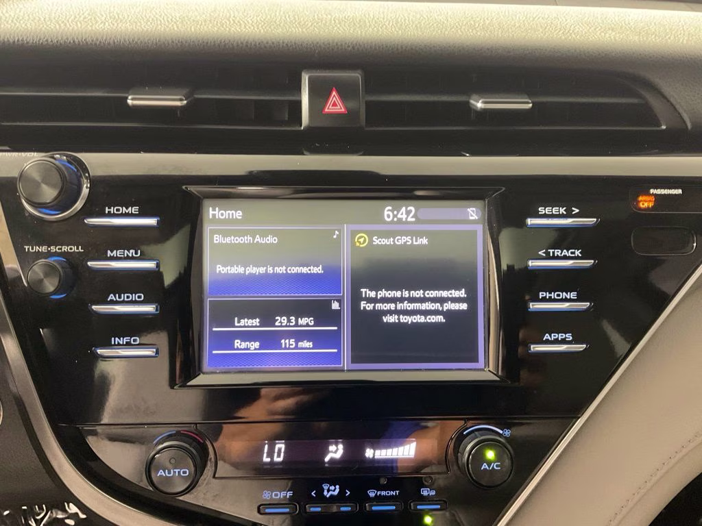 2018 Midnight Black Metallic Toyota Camry SE FWD Sedan