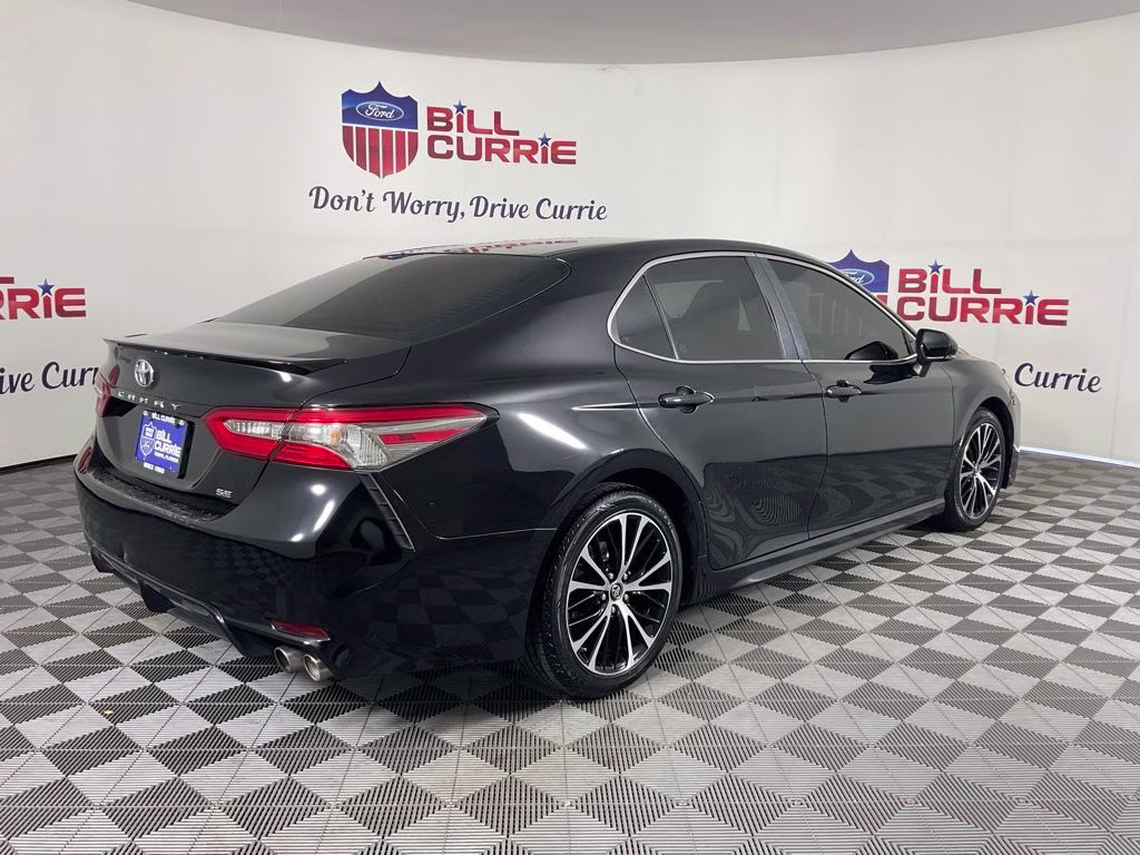 2018 Midnight Black Metallic Toyota Camry SE FWD Sedan