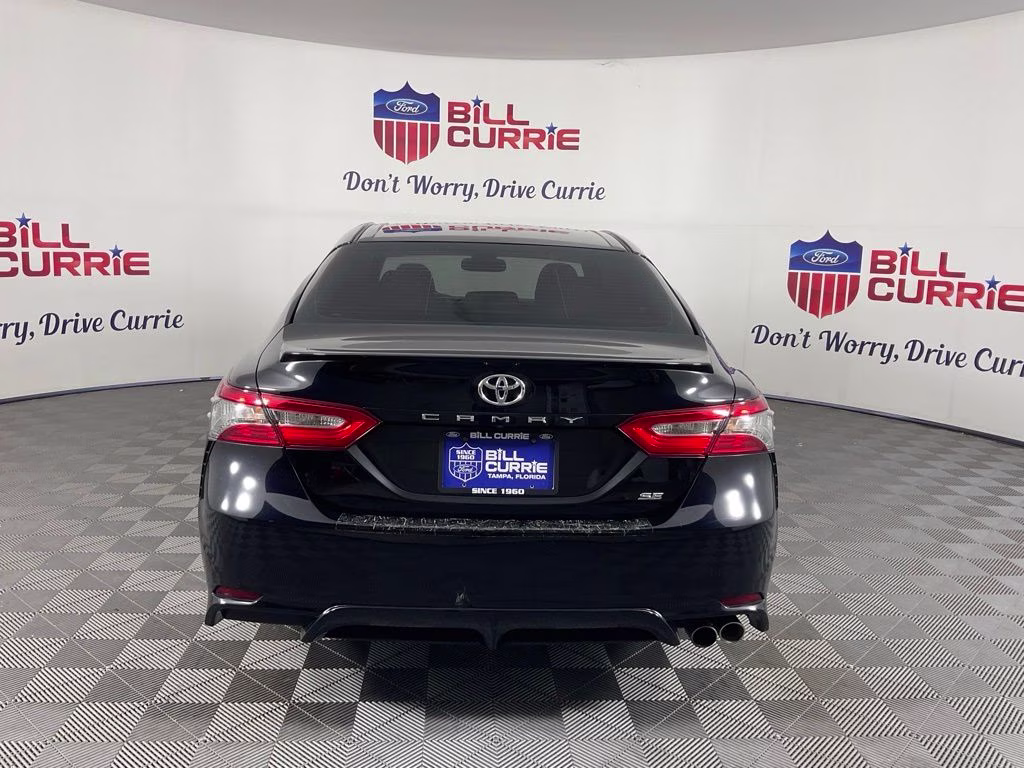 2018 Midnight Black Metallic Toyota Camry SE FWD Sedan