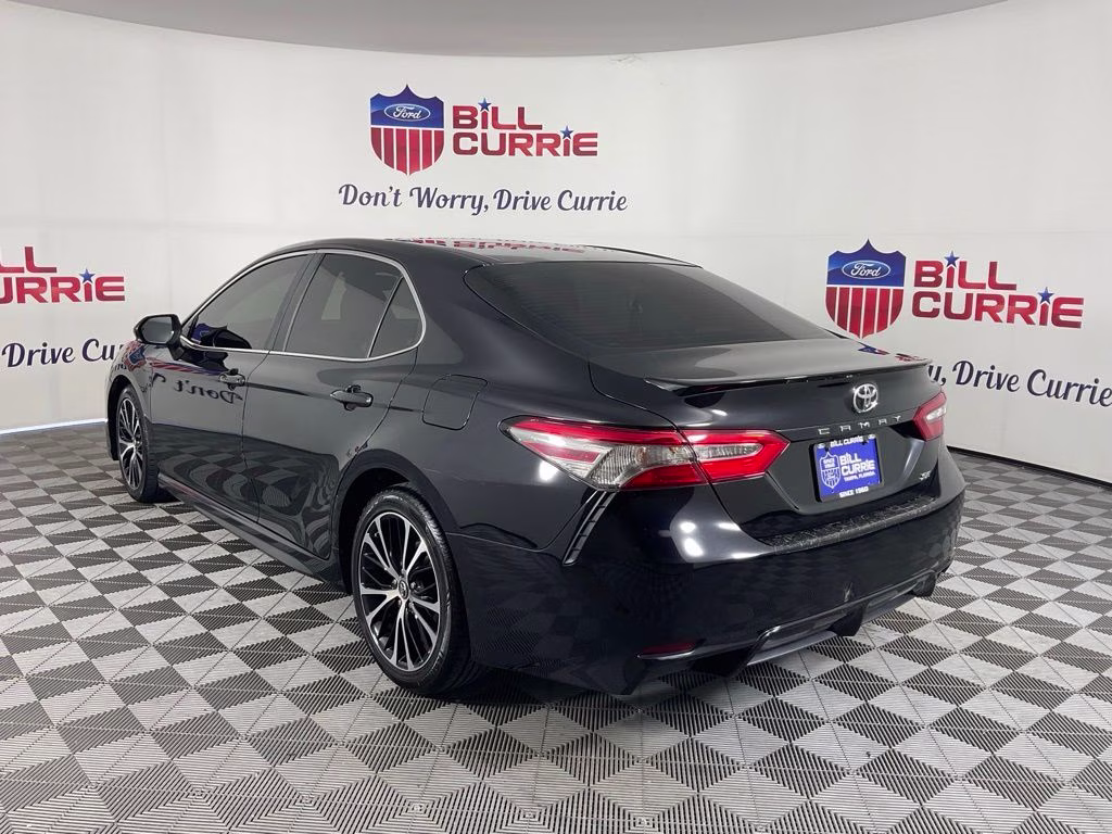 2018 Midnight Black Metallic Toyota Camry SE FWD Sedan
