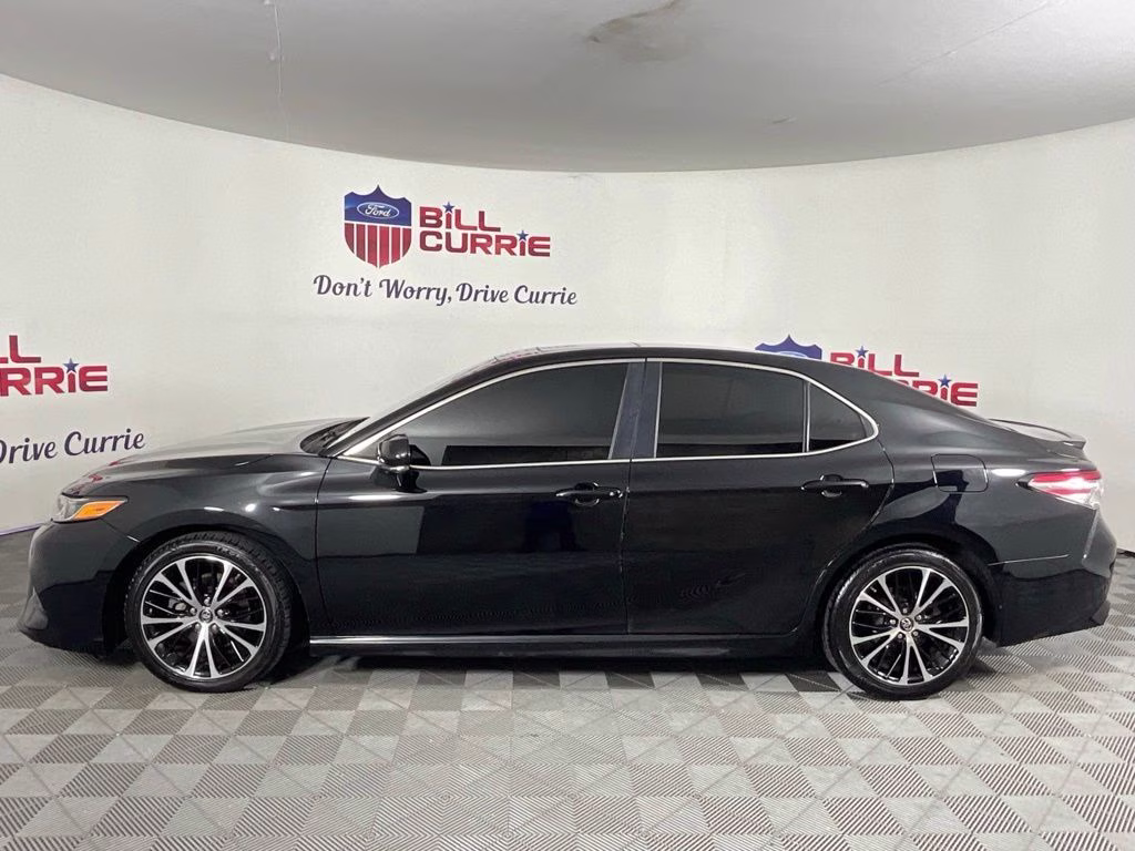 2018 Midnight Black Metallic Toyota Camry SE FWD Sedan