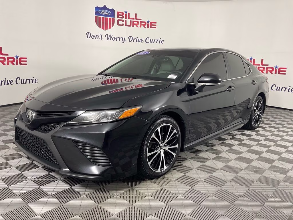2018 Midnight Black Metallic Toyota Camry SE FWD Sedan